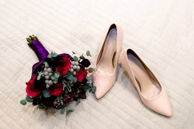 Düğün için aksesuar ayakkabıları ve gelin buketi..