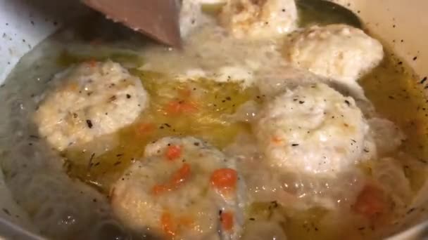 肉片用酱汁在煎锅里煮 用碎肉烹调肉丸子 — 图库视频影像