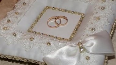 Alyanslar beyaz yastıkta. Sembol iki kişinin nişanıdır..