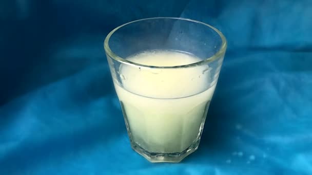 Effervescent tablet lost op in een glas water. — Stockvideo