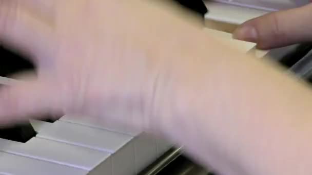 En musiker spelar piano.. — Stockvideo