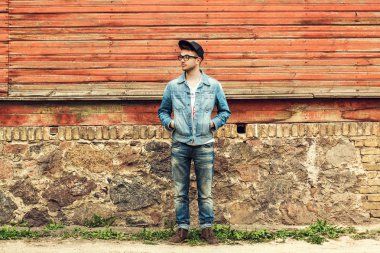 adam sahanın kırmızı bir duvar