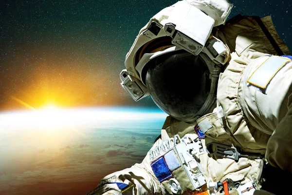 Homem Espaço Terno Espacial Com Capacete Fundo Planeta Terra Com — Fotografia de Stock