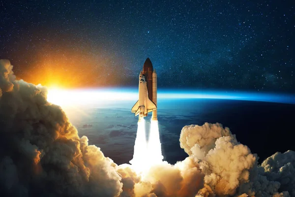 Ruimteraket Stijgt Kosmos Met Rook Ontploffing Een Achtergrond Van Blauwe — Stockfoto