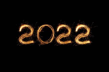 Yeni yıl 2022 ışık. Maytaplar 2022 rakamlarını çiziyor. Bengal ışıkları ve harf