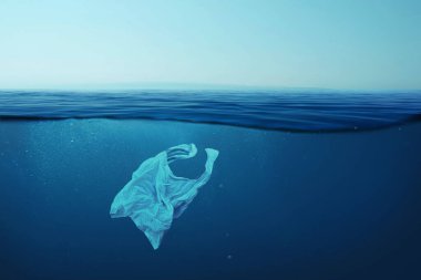 Yaratıcı arka plan, okyanusta yüzen plastik torba, suda torba. Çevre kirliliği kavramı, ayrıştırılamayan plastik, dünya okyanuslarındaki artışlar. Denizdeki plastik kirliliği