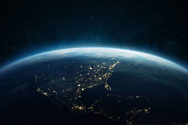 Amerika, Güney ve Kuzey Amerika 'nın gece şehirlerinin ışıklarıyla güzel mavi bir gezegen. Gece gezegeninin uzaydan görünüşü