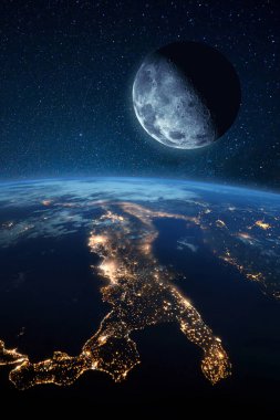 Mavi gezegenin yakınındaki uydu uydusu. Dünya ve gece şehirleri. Boşluk resmi 