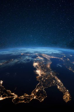 Gece şehir ışıklarıyla güzel mavi dünya gezegeni. Uzaydan bakıldığında Orta Avrupa ve İtalya. Modern şehirler ve elektrik