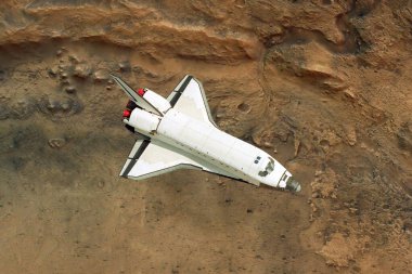 Uzay gemisi Mars üzerinde kraterler, dağlar ve çöl manzaralarıyla uçuyor. Uzay görevi, bir mekik ve konsept ile Kızıl Gezegen Mars 'a gider.