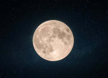 Yıldızlı gökyüzünde kraterleri olan güzel sarı dolunay. 