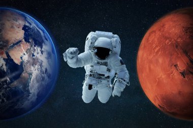 Uzaylı uzay adamı mavi gezegen Dünya ve kızıl gezegen Mars 'ta. Yeni ev kavramı. Astronot yeni gezegenlere seyahat eder