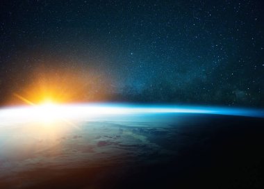 Dış uzayda, yıldızların ve Samanyolu 'nun arka planında gün doğumuyla birlikte güzel mavi gezegen Dünya. Uzaydan inanılmaz sarı gün batımı. Güneş ışığına sahip bir dünya