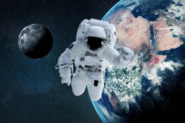 Uzay adamı sıfır yerçekiminde açık uzayda Dünya ve Ay 'la birlikte uçar. Uzay ve astronot duvar kağıdı