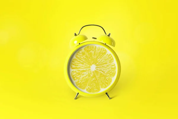 Kreativer Wecker Zitrusfrüchte Zitrone Auf Gelbem Hintergrund Zeit Für Vitamin — Stockfoto