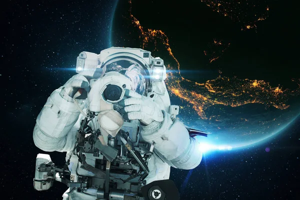 Astronauta Spaceman Com Uma Câmera Tira Uma Foto Espaço Aberto — Fotografia de Stock