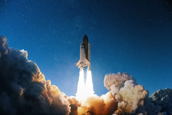 Lanzamiento Cohetes Hacia Cielo Estrellado Azul Fondo Pantalla Espacio — Foto de Stock