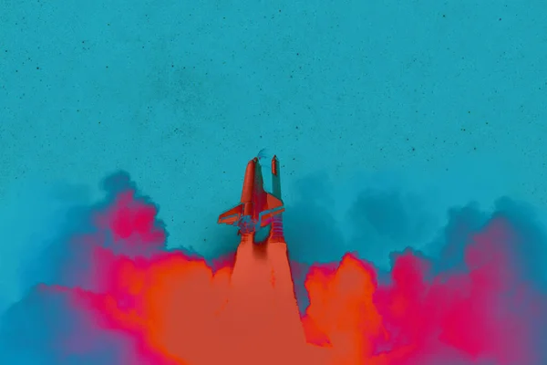 ロケット 星や雲とスペース創造的な色の壁紙 スペースシャトルが空に離陸します ピンクと緑のパステルカラー コンセプト — ストック写真