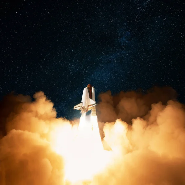 Διαστημόπλοιο Απογειώνεται Έκρηξη Και Φύσημα Καπνού Στον Έναστρο Ουρανό Πύραυλος — Φωτογραφία Αρχείου
