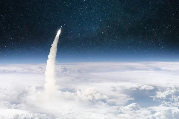 Rocket Lift Clouds Flies Outer Deep Space Spaceship Successful Launch — Stock Photo, Image