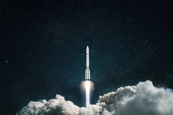 Statek Kosmiczny Wystartował Kosmos Rakieta Startuje Gwiaździstym Błękitnym Niebie — Zdjęcie stockowe