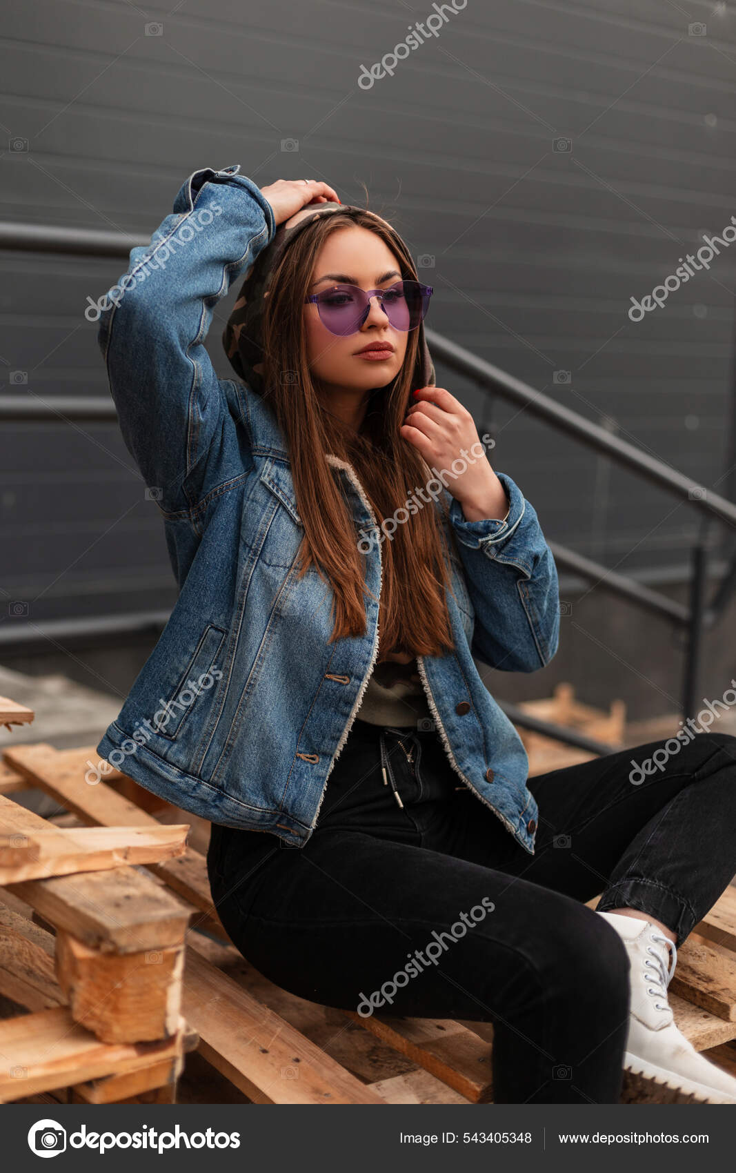 Mulher Jovem Hipster Moda Óculos Moda Roxo Azul Casaco Ganga fotos