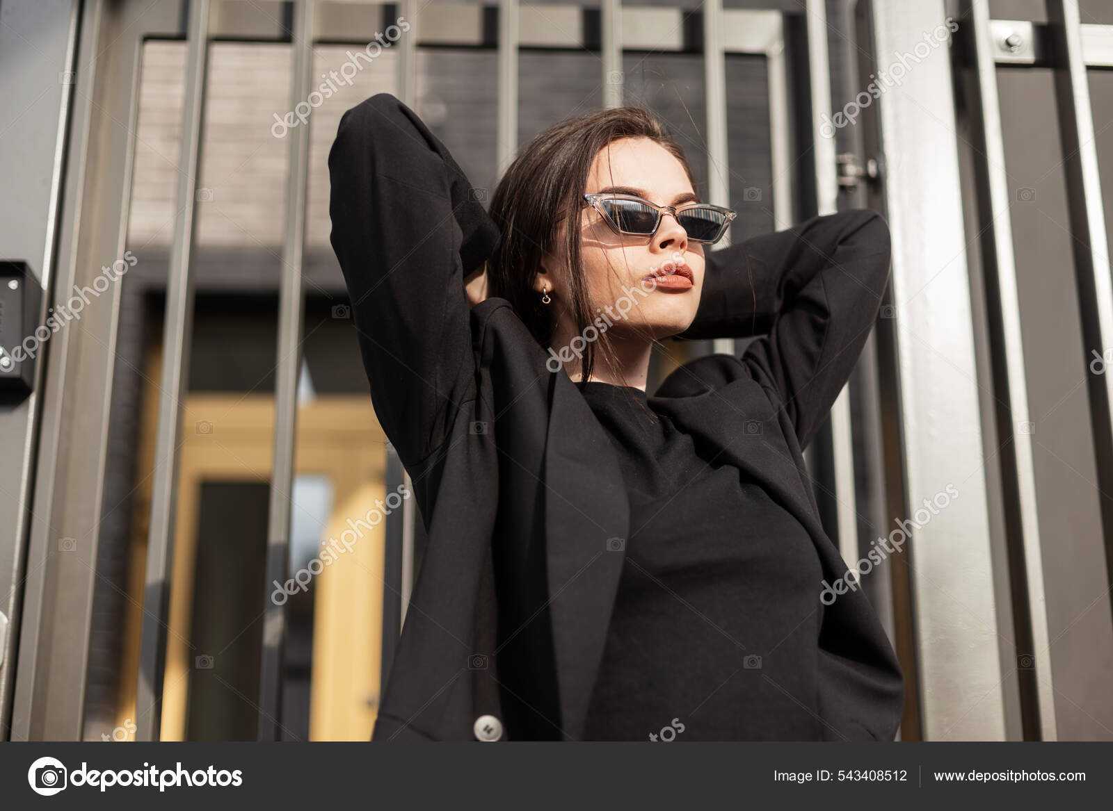 Mode Jeune Femme Dans Des Lunettes Soleil Rondes Fraîches Dans image libre  de droit par alonesdj © #543408512