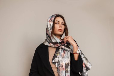 Siyah ceketli, taze tenli, seksi dudaklı, başında kaliteli ipek bir eşarp olan Amerikalı genç bir manken. Moda portresi modern çekici iş kızı sokakta.