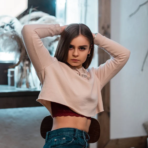 Junge Europäerin Glamourösem Stylischem Sweatshirt Posiert Einem Raum Mit Einem — Stockfoto
