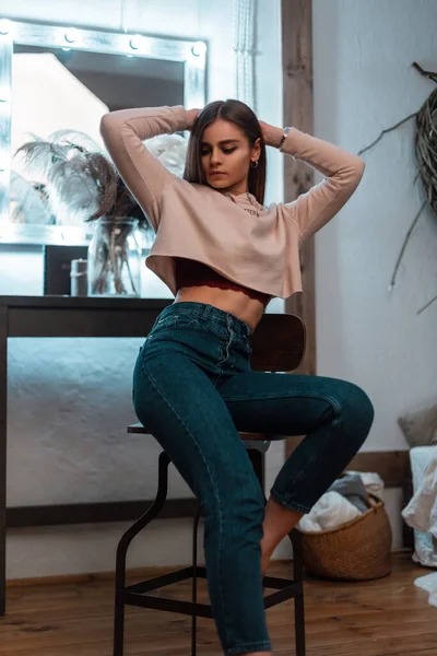 Mulher Muito Jovem Magro Moda Roupas Jovens Posando Uma Cadeira — Fotografia de Stock