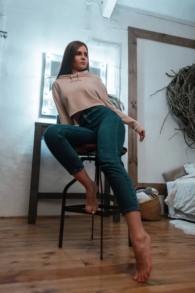 Mulher Jovem Glamourosa Calças Jeans Uma Camisola Rosa Moda Senta — Fotografia de Stock