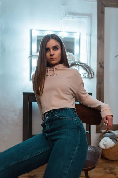 Mujer Joven Bastante Elegante Una Sudadera Rosa Moda Vaqueros Moda — Foto de Stock