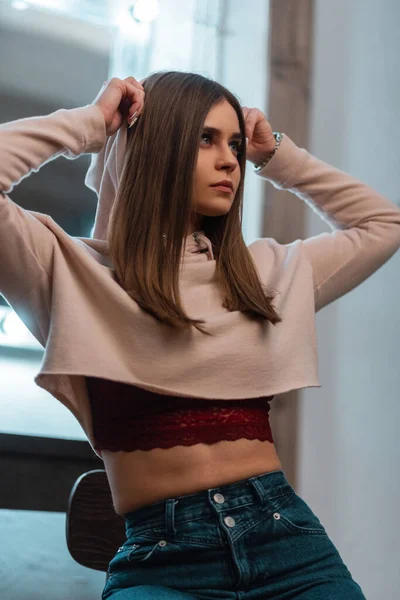 Mulher Jovem Moda Uma Camisola Rosa Elegante Calça Põe Capuz — Fotografia de Stock