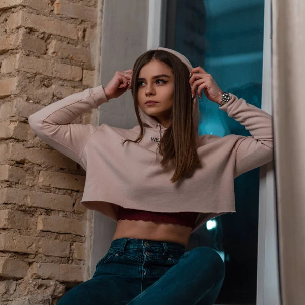 Jonge Aantrekkelijke Stijlvolle Vrouw Een Roze Sweatshirt Trekt Een Capuchon — Stockfoto