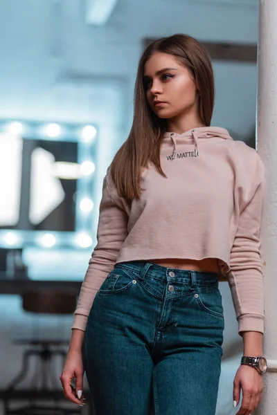 Mujer Joven Europea Ropa Juvenil Moda Posando Cerca Pared Una —  Fotos de Stock