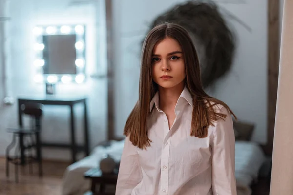 Retrato Uma Jovem Mulher Moderna Uma Camisa Branca Clássica Moda — Fotografia de Stock