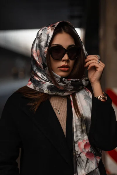 Amerykańska Młoda Kobieta Modelka Czarnym Płaszczu Stylowych Okularach Przeciwsłonecznych Seksownymi — Zdjęcie stockowe