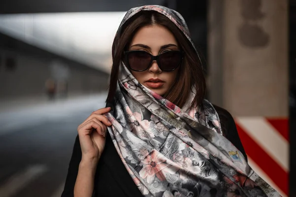 여성들 길가에서 코트를 선글라스를 쓰고우아 유행을 따르는 모델이다 외부에서 유행하는 — 스톡 사진