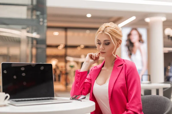 Mladá Krásná Obchodní Žena Stylovém Růžovém Oblečení Sedí Kavárně Pracuje — Stock fotografie