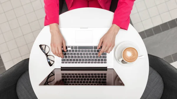 Mulher Negócios Trabalhando Laptop Moderno Sentado Mesa Cafe Successful Menina — Fotografia de Stock