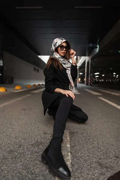 Fashion Model Young Woman Stylish Sunglasses Silk Elegant Scarf Head — Stock Photo, Image