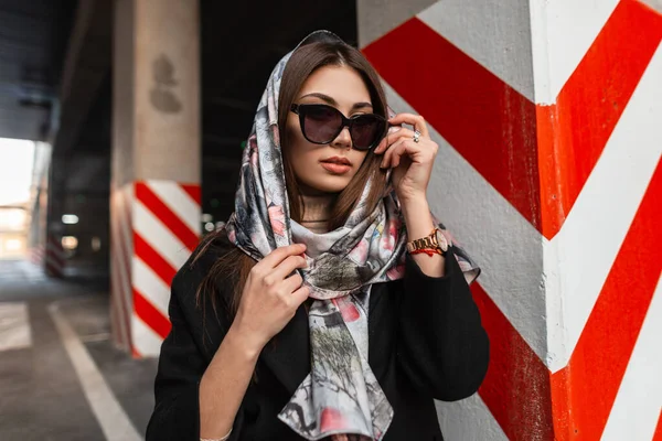 Pretty Attractive Fashion Model Young Woman Fashionable Sunglasses Stylish Silk — Stock Photo, Image