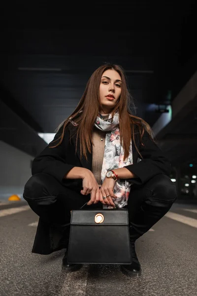 Linda Jovem Morena Elegância Preta Elegante Roupas Com Bolsa Couro — Fotografia de Stock