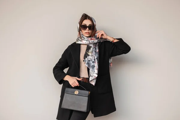 Gorgeous Pretty Young Professional Woman Stylish Sunglasses Trendy Black Coat — Stock Photo, Image