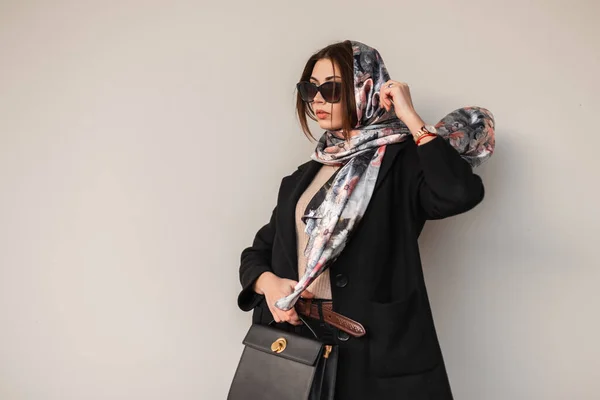 Stylish Business Young Woman Model Elegant Scarf Head Fashionable Sunglasses — Stock Photo, Image