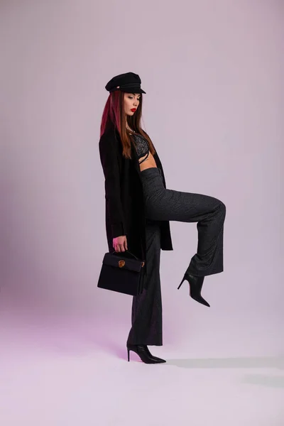 Mode Junge Frau Modell Stilvollen Eleganten Schwarzen Kleidern Und Schuhen — Stockfoto