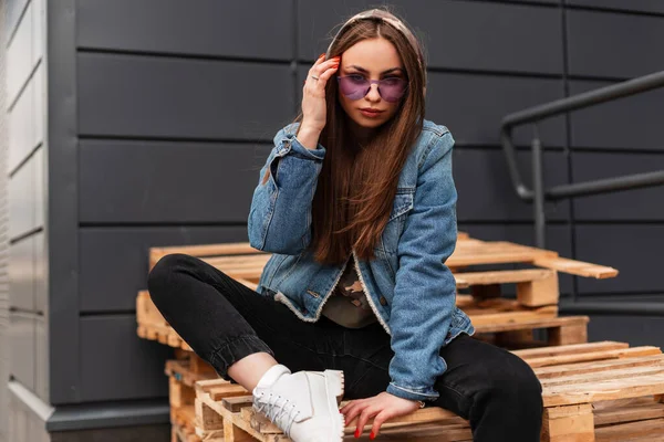 Mujer Hipster Europea Hermosa Joven Gafas Violetas Moda Chaqueta Mezclilla — Foto de Stock