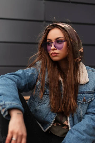 Moderne Amerikanische Junge Hipsterfrau Mit Stylischer Lila Brille Jugendblauer Jeansjacke — Stockfoto