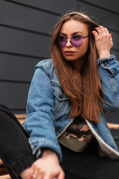 Pretty Urban Young Hipster Woman Straightens Hair Sitting Wooden Boards — Stock Photo, Image