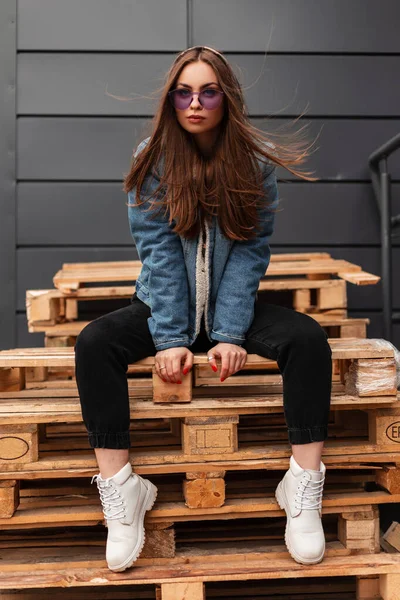 Ung Fashionabla Hipster Kvinna Trendiga Casual Ungdomskläder Eleganta Lila Glasögon — Stockfoto